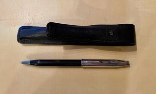 Bolígrafo chapado plata Cross USA y funda de piel