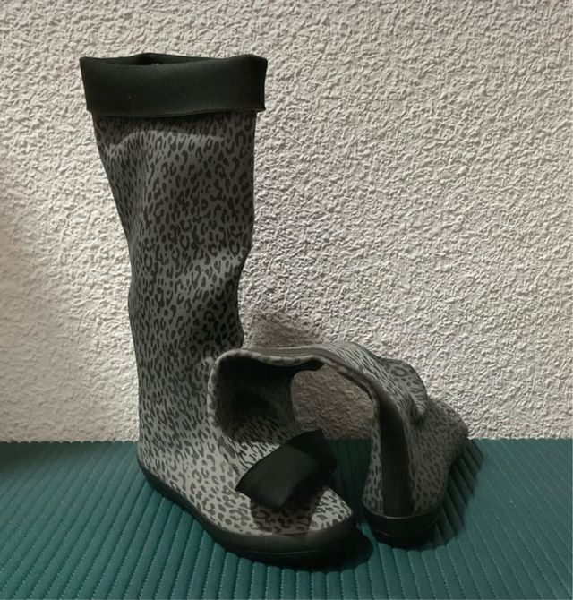 Botas de lluvia animal print gris 