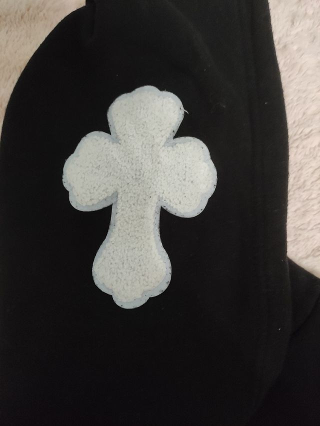 felpa nera con croci