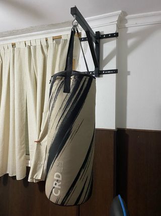 Saco de boxeo con estructura