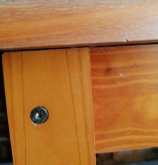 Mesa de pino y cuatro sillas