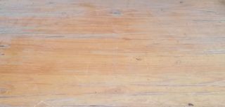 Mesa de pino y cuatro sillas