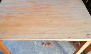 Mesa de pino y cuatro sillas