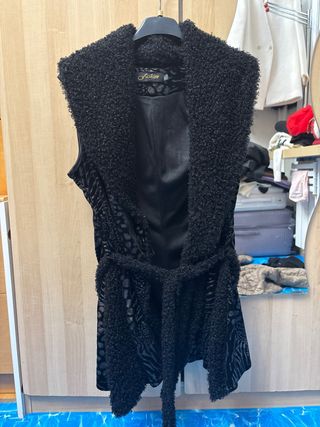 chaqueta sin mangas de leopardo