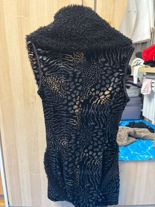 chaqueta sin mangas de leopardo