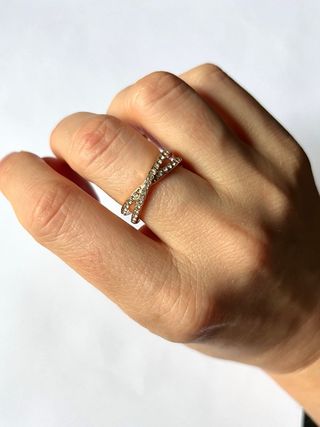 Anillo doble cruzado infinito.Circonitas o cristal