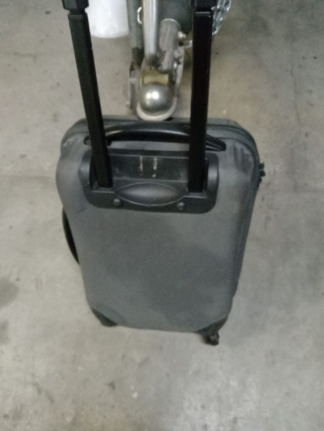 Maleta ruedas pequeña.