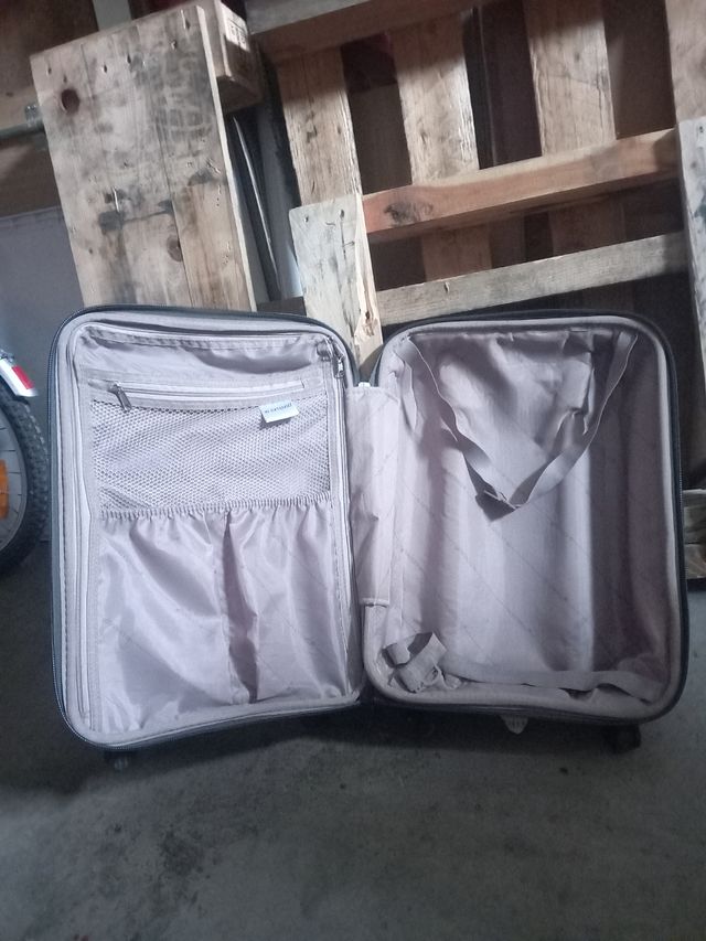 Maleta ruedas pequeña.