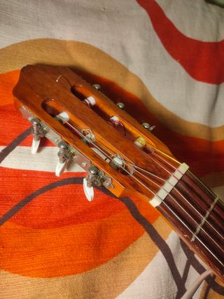 Guitarra española con colgador