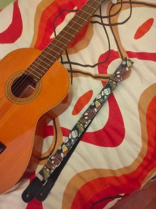 Guitarra española con colgador