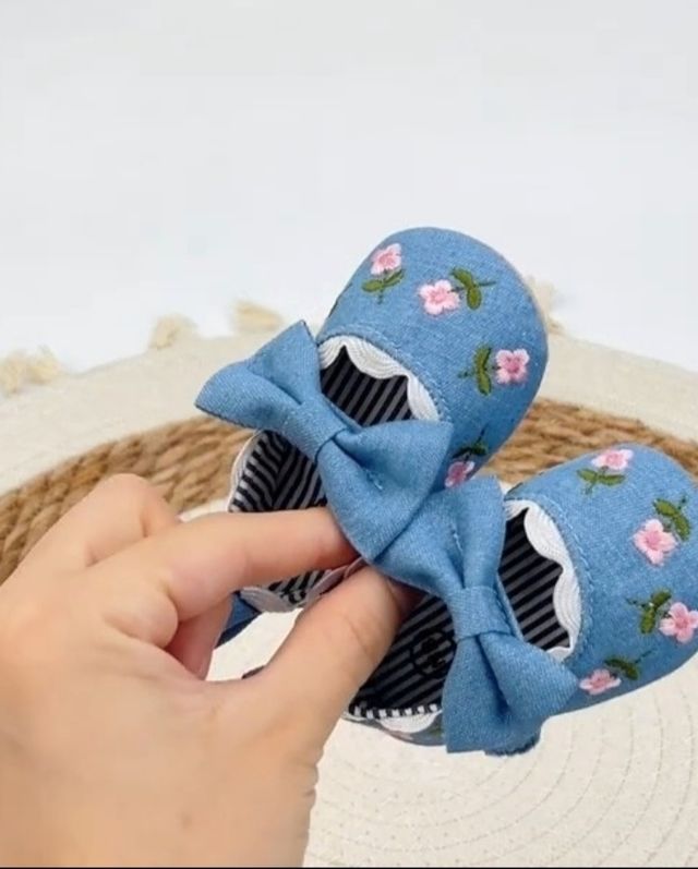 Sapatilhas com fita. Lona bordada. Tamanho 16.5. Azul