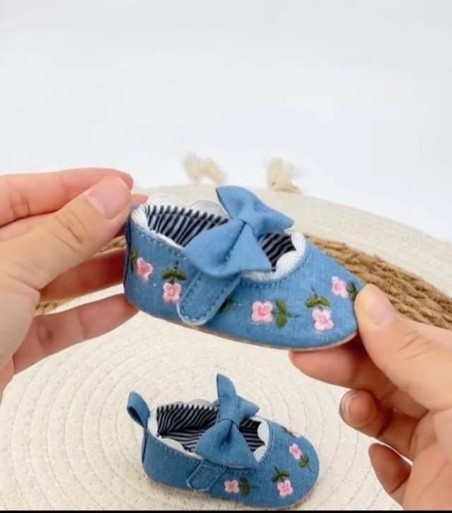Sapatilhas com fita. Lona bordada. Tamanho 16.5. Azul
