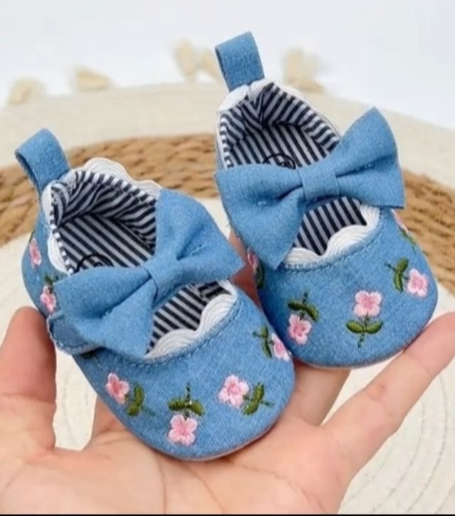 Sapatilhas com fita. Lona bordada. Tamanho 16.5. Azul