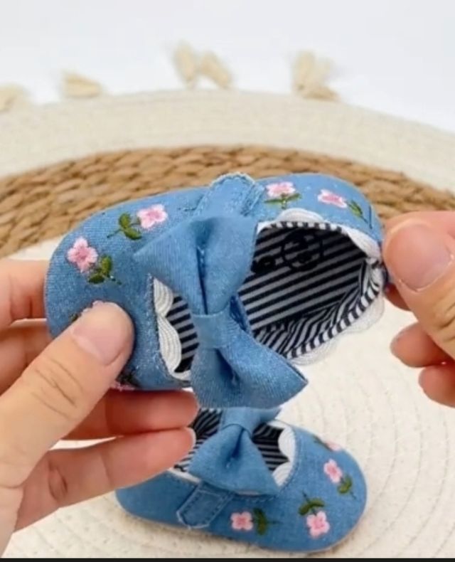 Sapatilhas com fita. Lona bordada. Tamanho 16.5. Azul