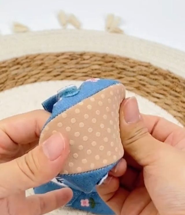 Sapatilhas com fita. Lona bordada. Tamanho 16.5. Azul