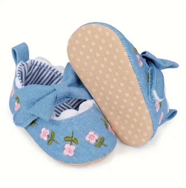 Sapatilhas com fita. Lona bordada. Tamanho 16.5. Azul