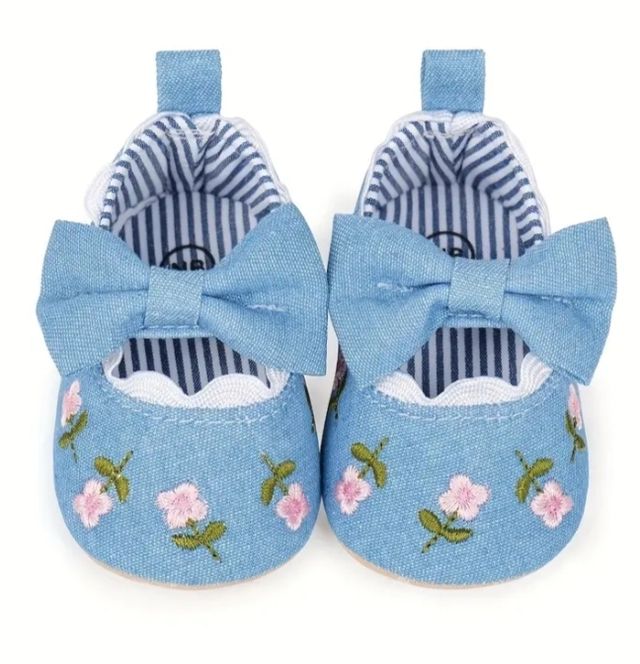 Sapatilhas com fita. Lona bordada. Tamanho 16.5. Azul