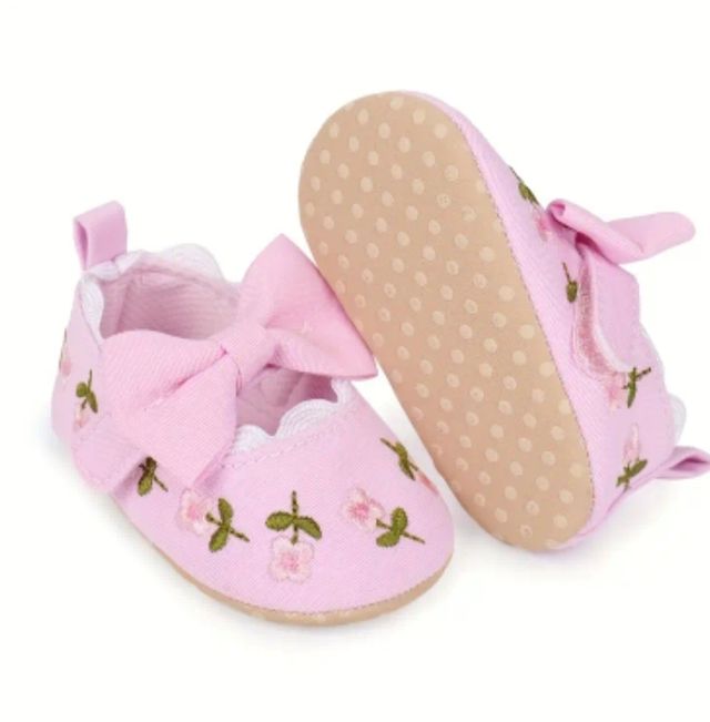 Sapato de bebé.Lona bordada com flores.Tamanho 16.5