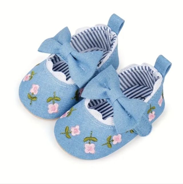 Sapato de bebé.Lona bordada com flores.Tamanho 16.5