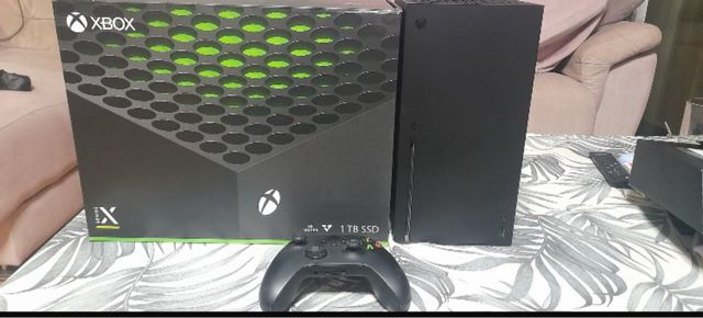 Xbox Series X 1 TB con complementos.