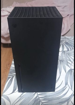 Xbox Series X 1 TB con complementos.