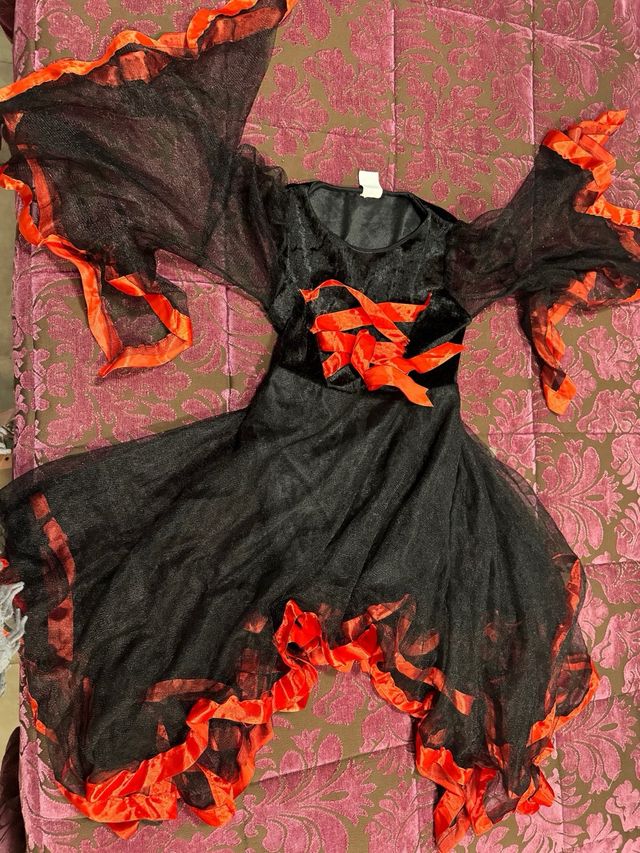 Disfraces y 2 pares de tacones.