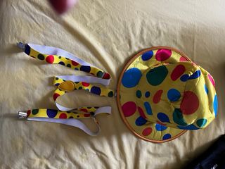 Gorro, pajarita y tirantes de payaso