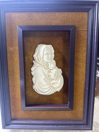 Capezzale antico con madonna in rilievo