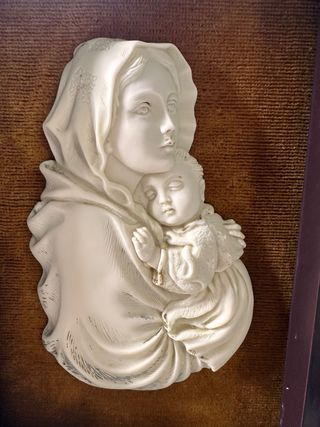 Capezzale antico con madonna in rilievo