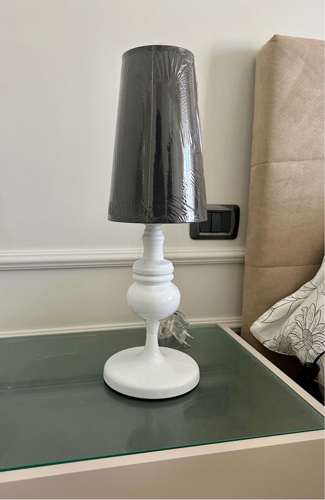 Abat Jour lumi in metallo bianco con paralume nero