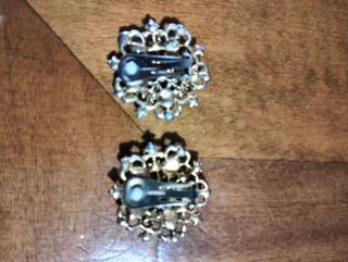 Orecchini vintage a clip color oro.