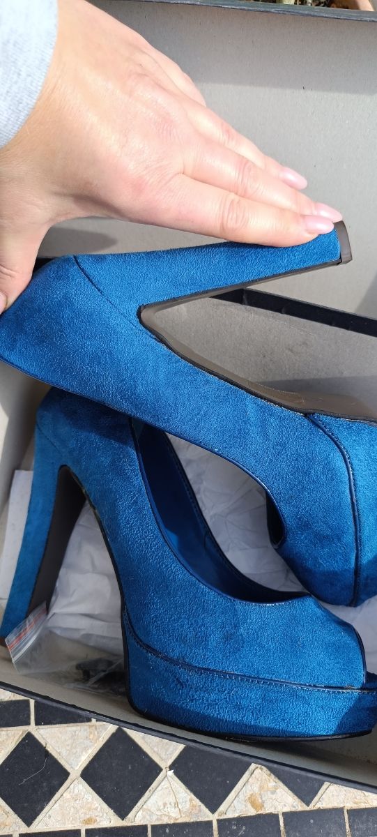 Décolleté con tacco alto