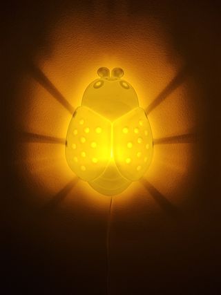 Ikea. Lámpara infantil forma mariquita