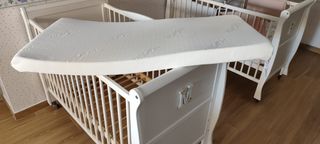 Cuna de madera de pino y colchón