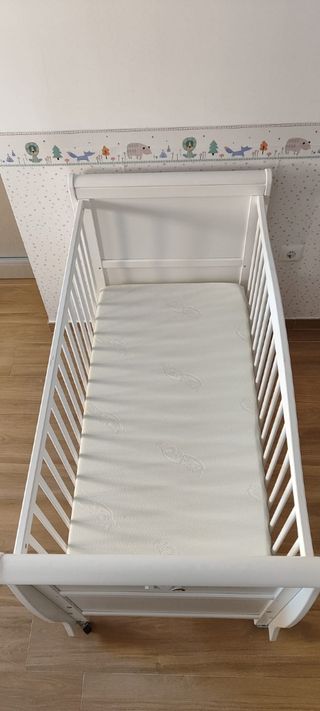 Cuna de madera de pino y colchón