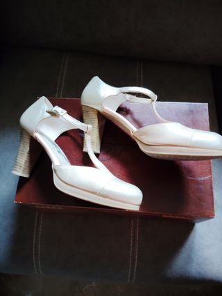 Zapato piel beige con puntera dorada