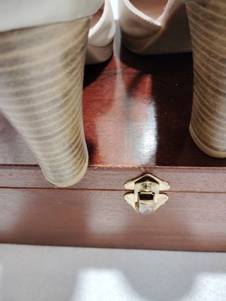 Zapato piel beige con puntera dorada