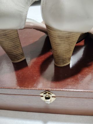 Zapato piel beige con puntera dorada