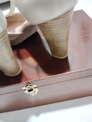 Zapato piel beige con puntera dorada