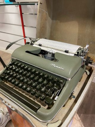 MAQUINA DE ESCRIBIR OLYMPIA DE LUXE