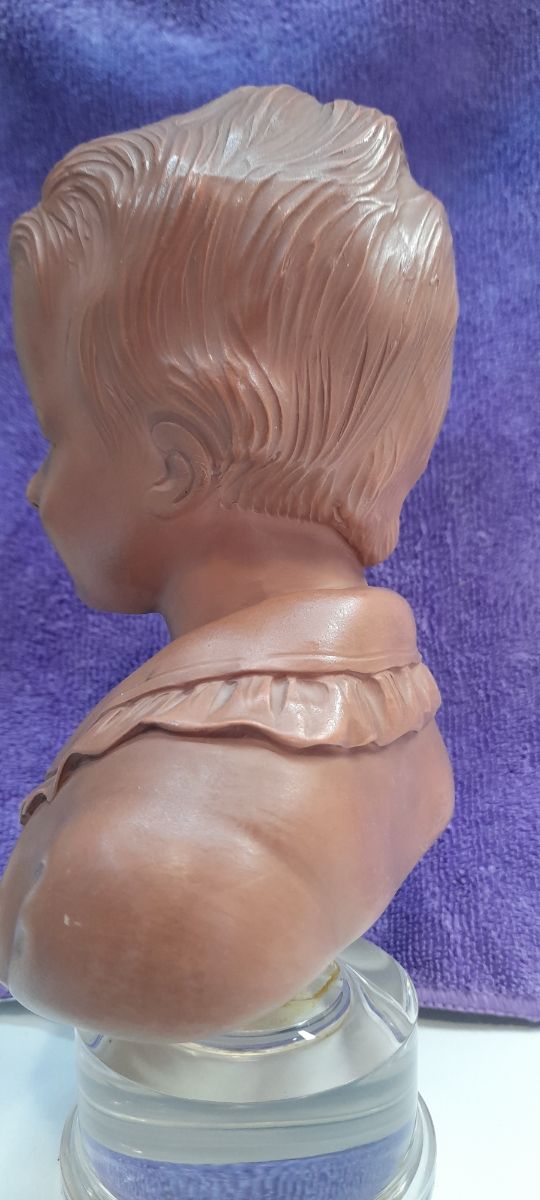 Busto niño barro años 50