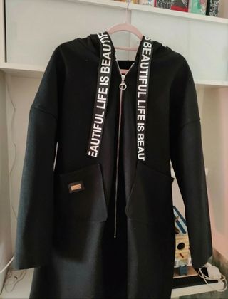 Abrigo negro capucha 