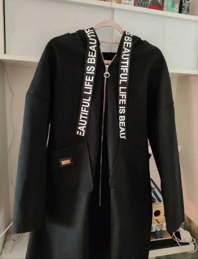 Abrigo negro capucha 