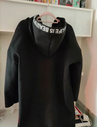 Abrigo negro capucha 