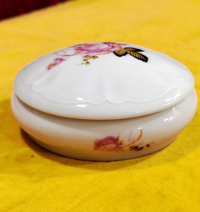 Joyero de porcelana con rosa