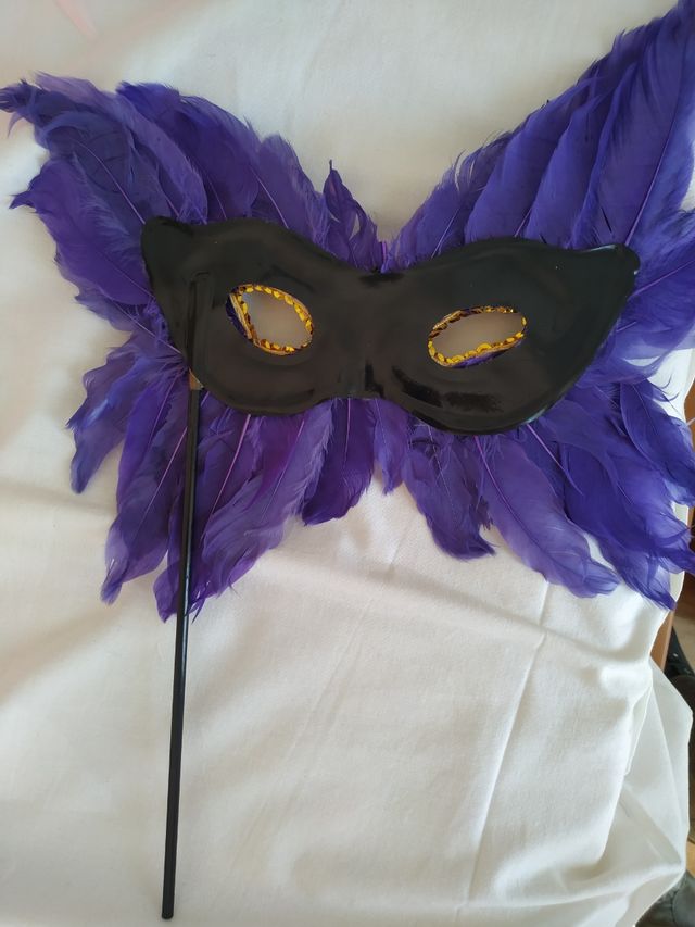 Piume e maschera di carnevale