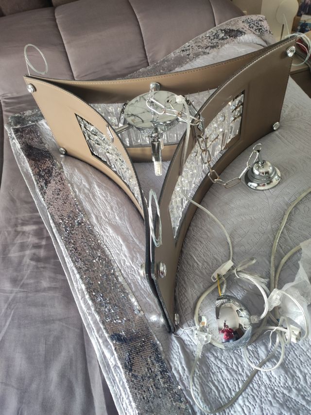 Lampadario in pelle e gocce di cristallo