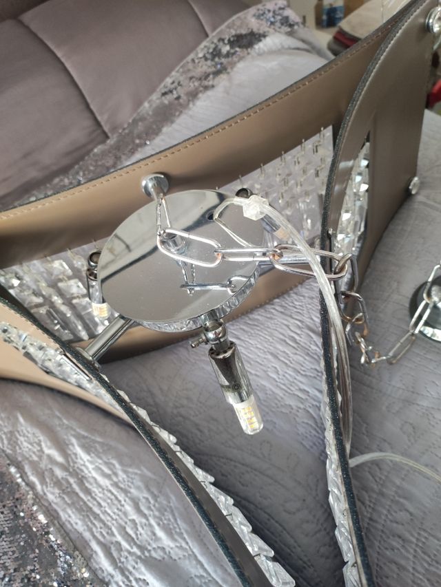 Lampadario in pelle e gocce di cristallo