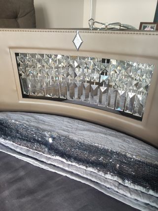 Lampadario in pelle e gocce di cristallo