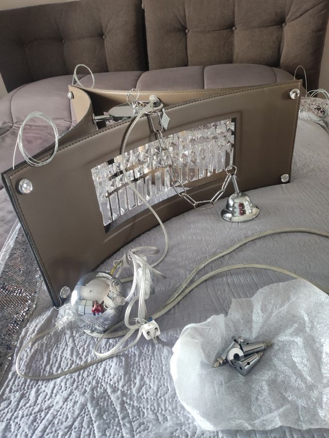 Lampadario in pelle e gocce di cristallo